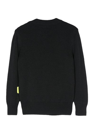Maglione nero con lavorazione a maglia testurizzata, scollatura a girocollo e maniche lunghe. Dettaglio notevole è un piccolo etichetta gialla sul lato sinistro.