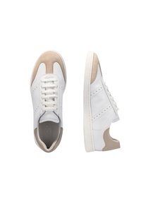 Hvide sneakers med beige ruskindsdetaljer, der har en glat læderoverdel, rund tå, snørebånd og en kontrasterende hælkappe.