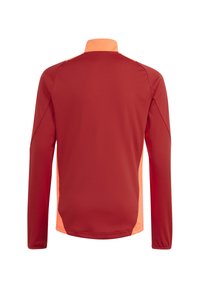 Langärmliges Sportoberteil in tiefrot mit orangefarbenen Seitenpanelen, ausgestattet mit einem Reißverschlusskragen und einem glatten, leichten Stoff.