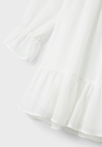 Weißes, leichtes Kleid mit langen, gepufften Ärmeln und einem Rüschensaum. Der Stoff ist durchscheinend und sorgt für eine sanfte Textur.