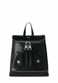 Sac à dos en cuir noir avec une fermeture éclair, deux poches avant et des accents métalliques argentés. Équipé d'une poignée supérieure et de bretelles ajustables.