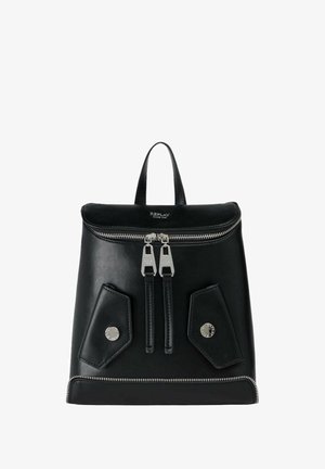 Sac à dos en cuir noir avec une fermeture éclair, deux poches avant et des accents métalliques argentés. Équipé d'une poignée supérieure et de bretelles ajustables.