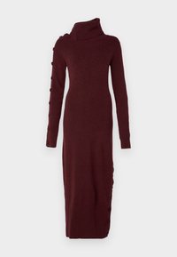 Bordeauxfarbnes Strickkleid mit hohem Kragen, gerippter Textur, langen Ärmeln und Knopfakzenten auf der linken Seite.