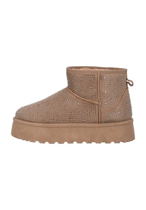 Bottines couleur tan avec un dessus texturé décoré de strass argentés, une semelle épaisse et une languette à l'arrière pour un enfilage facile.