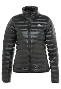 Sort pufferjakke med en blank overflade, som har en høj krave, lynlås foran og vandret quiltet design. Lille hvidt logo på brystet.
