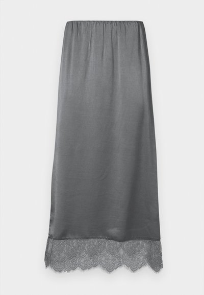 Fustă gri din satin cu talie elastică. Marginea are o dantelă delicată, adăugând textură și detalii. Material neted și fluid.