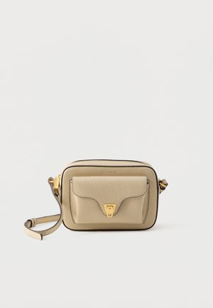 Lichtbeige leren crossbodytas met een gestructureerde afwerking, voorvak met klep en hardware in gouden kleur. Verstelbare band inbegrepen.