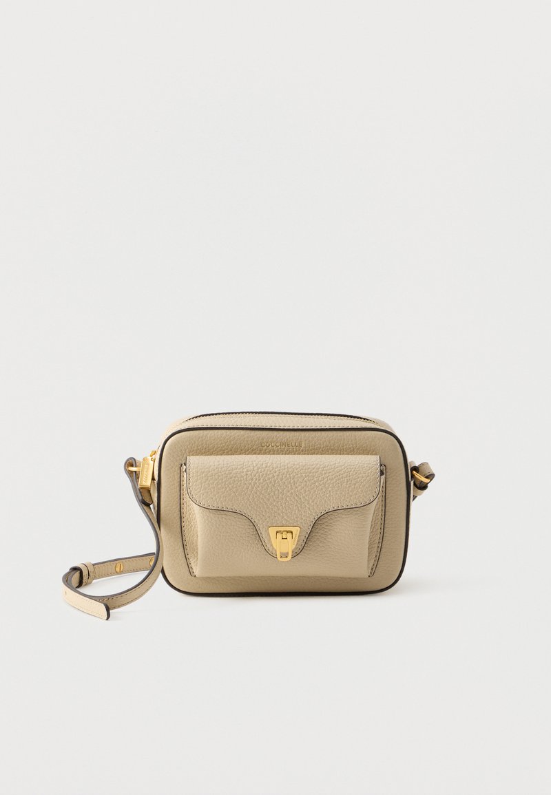 Hellbeige Leder-Umhängetasche mit strukturierter Oberfläche, Frontklappentasche und goldfarbenen Beschlägen. Verstellbarer Schulterriemen inklusive.