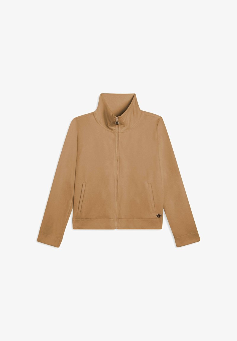 Chaqueta con cremallera en tono beige, con un alto cuello, dos bolsillos laterales y detalle del logo en el dobladillo, con una textura de tela suave y lisa.