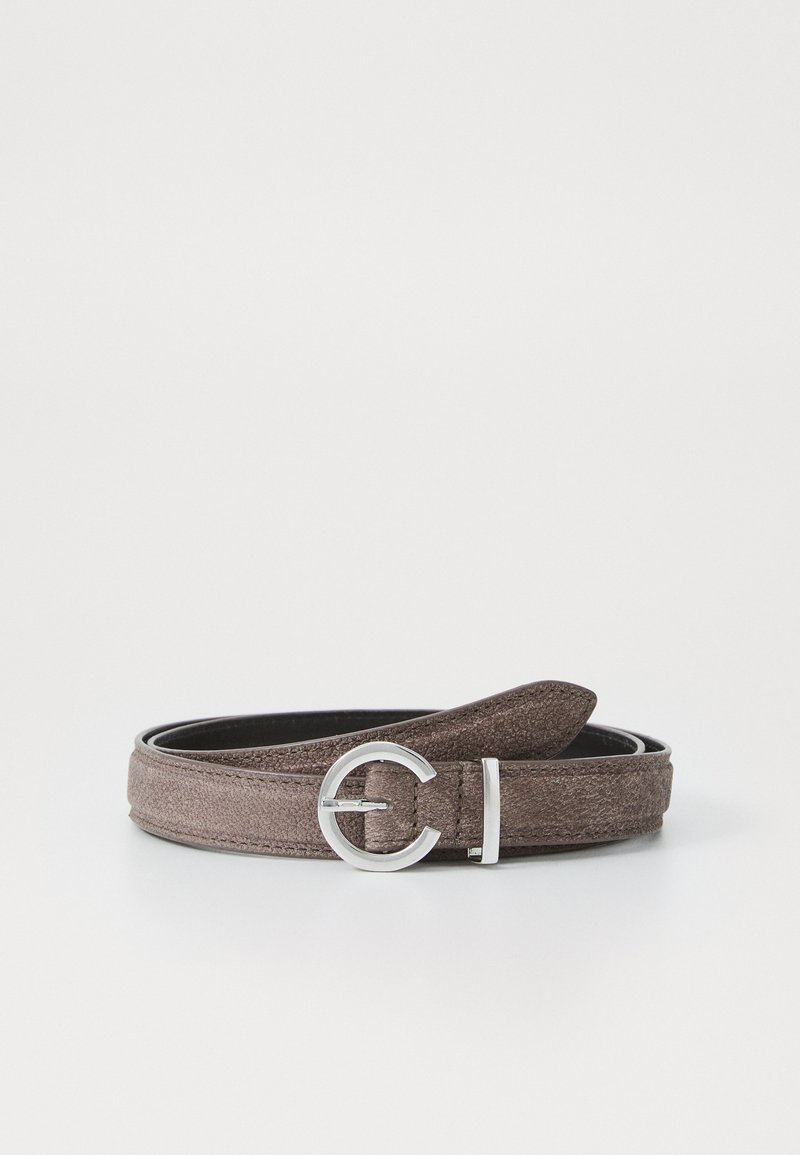 Cinto de camurça castanho com uma fivela circular prateada com um destaque linear, textura suave e comprimento ajustável. Design clássico e fecho simples.