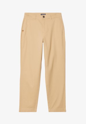 Pantaloni beige realizzati in tessuto morbido, con un design a gamba dritta, tasche frontali, chiusura con bottone e dettagli di cucitura decorativa.