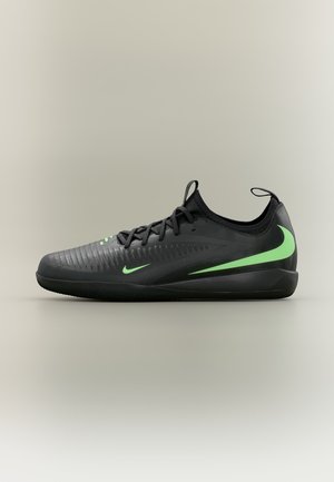 Čierna nízka športová obuv s neónovo zelenými logami Nike, textúrovaným zvrškom, šnurovaním a ťahacími pútkami na päte a jazyku.