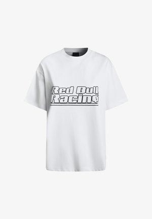 T-shirt de algodão branco com mangas curtas, apresentando um gráfico ousado em preto "Red Bull Racing" na parte da frente. Decote redondo clássico.