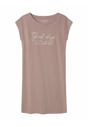 Krótka sukienka w kolorze lawendowym z okrągłym dekoltem i białym napisem "Good days ahead" na piersi.