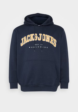 Marineblå hettegenser med frontlomme, snor, og fet gul tekstgrafikk "JACK & JONES" over "EST. 1990" og "WORLDWIDE."
