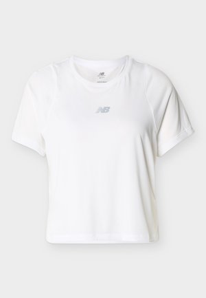 Witte atletische T-shirt met korte mouwen en ronde hals, met een klein grijs New Balance-logo in het midden van de borst.