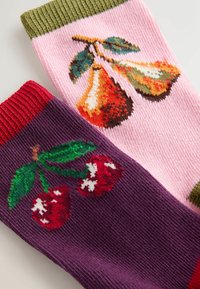 Strikkede sokker med pæredesign på lyserød og kirsebærdesign på lilla, med grønne og røde ribstrikkede kanter. Blød tekstur og levende farver.