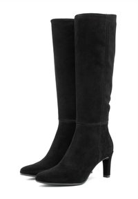 Czarne zamszowe kozaki za kolano z ostrym noskiem i smukłym 3-calowym obcasem, o gładkiej teksturze i minimalnych detalach szwów.
