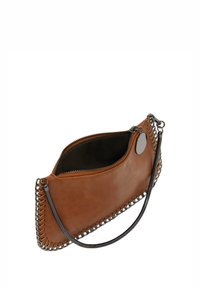 Brun læder clutch med en tekstureret overflade, lynlås lukning og en rem med kædeaccent. Indvendigt foret med mørkt stof.