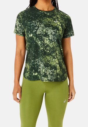 Korte mouwen sportshirt in donkergroen met een gestructureerd lichtgroen patroon. Gemaakt van ademend materiaal en voorzien van een ronde hals.