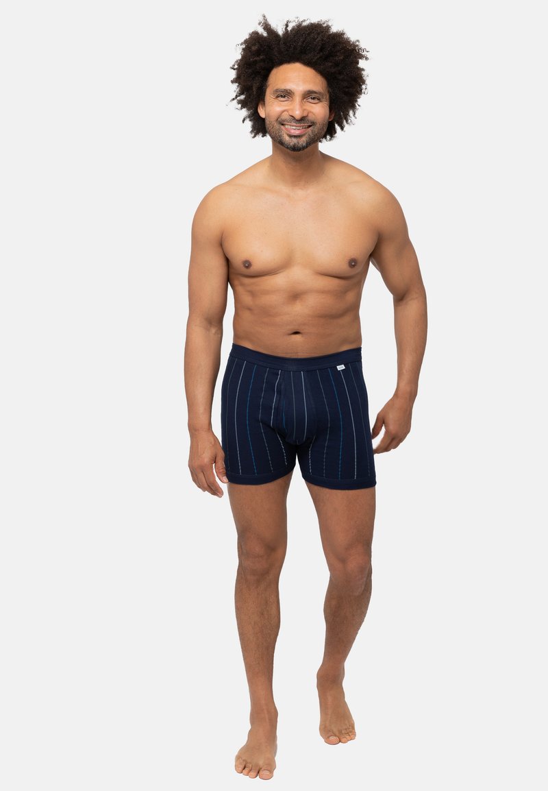 Boxer shorts a righe blu navy con una cintura morbida, caratterizzati da strisce verticali blu chiaro, realizzati in tessuto elasticizzato per il comfort.