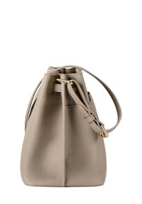 Einkaufstasche aus strukturiertem beigen Leder. Verfügt über einen Kordelverschluss, einen verstellbaren Riemen und goldfarbene Hardware-Akzente.