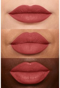 Trois images en gros plan de lèvres, présentant une teinte rouge mat et rosée. Les textures varient légèrement entre les images, mettant en avant différentes teintes de peau.