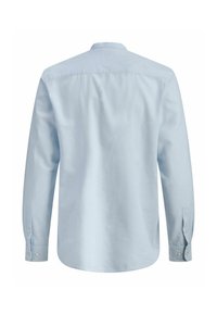 Chemise à manches longues bleu clair vue de dos, avec poignets à boutons et tissu uni à texture lisse.