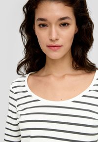 s.Oliver AUS STRETCH - Langarmshirt - olivgrün