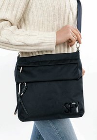 Borsa a tracolla nera in tessuto con superficie texturizzata, dotata di due scomparti con zip e un evidente logo "SFY" sul lato.
