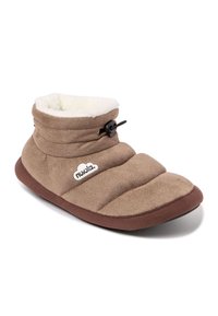 Zapatilla de felpa marrón con un interior suave y cálido y un exterior acolchado más grueso. Presenta un cierre de toggle y una suela de goma marrón.