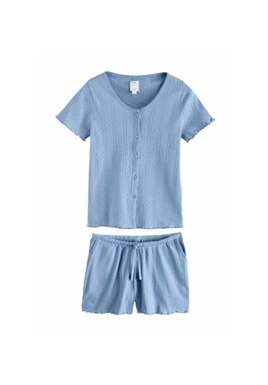 Világoskék rövid ujjú, gombos felső, hozzá illő zsinóros rövidnadrággal, mindkettőn finom függőleges csíkok és finom csipkés szegélyek.