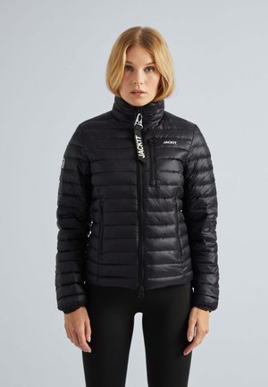 Giacca imbottita nera con motivo a righe orizzontali, colletto alto, zip frontale e dettagli con logo. Progettata per offrire calore e comfort.