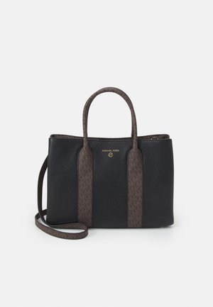 Černá kožená taška typu tote s hnědými vzorovanými doplňky, horními uchy a odnímatelným ramenním popruhem. Na přední straně je zlaté logo.