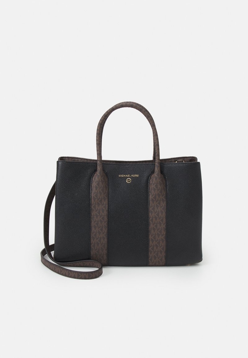 Sac fourre-tout en cuir noir avec des accents à motifs bruns, poignées supérieures et bandoulière amovible. Logo doré affiché à l'avant.