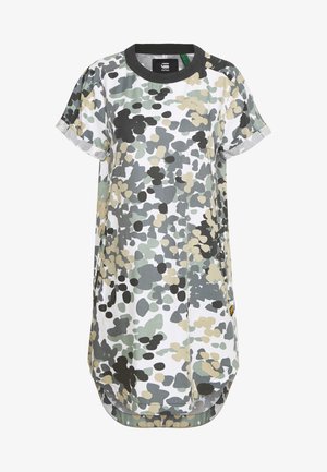 Robe t-shirt à motif camouflage en vert, noir et beige, fabriquée en tissu doux avec un col rond et des manches courtes, présentant un ourlet incurvé.