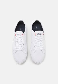 Tommy Hilfiger CORE CORPORATE - Zapatillas - white