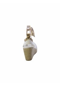Sandalo wedge bianco con piattaforma in espadrilla intrecciata, strap trasparenti e lacci in tessuto alla caviglia con testo nero.