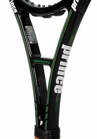 Zwarte grafiet tennisracket met groene en witte accenten, voorzien van een gestructureerde handgreep en duidelijke branding. Opvallende details zijn de grip en het ontwerp.