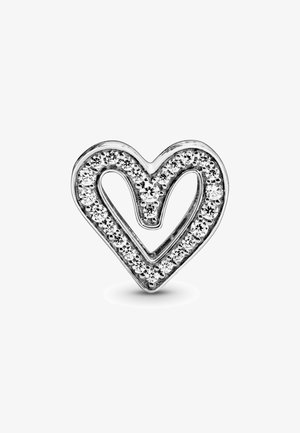 Pendentif en forme de cœur en argent, orné de pierres claires et brillantes le long de ses bords, avec une finition lisse et brillante et un design aux courbes élégantes.