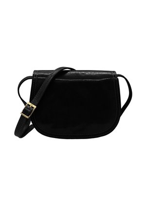 Sac crossbody noir en cuir avec une finition brillante, un rabat courbé et une bandoulière réglable. Il présente une boucle dorée et des coutures visibles.