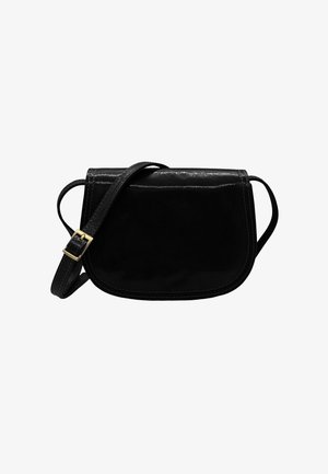 Sac crossbody noir en cuir avec une finition brillante, un rabat courbé et une bandoulière réglable. Il présente une boucle dorée et des coutures visibles.