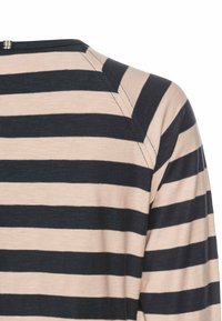 Gestreepte lange mouw top met afwisselend donker marineblauwe en licht beige horizontale strepen, met een ronde halslijn en een zachte textuur.