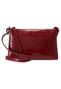 Rød lædertaske med krokodillemønster, aftagelig rem og lynlås, med en blank finish og rektangulær form.