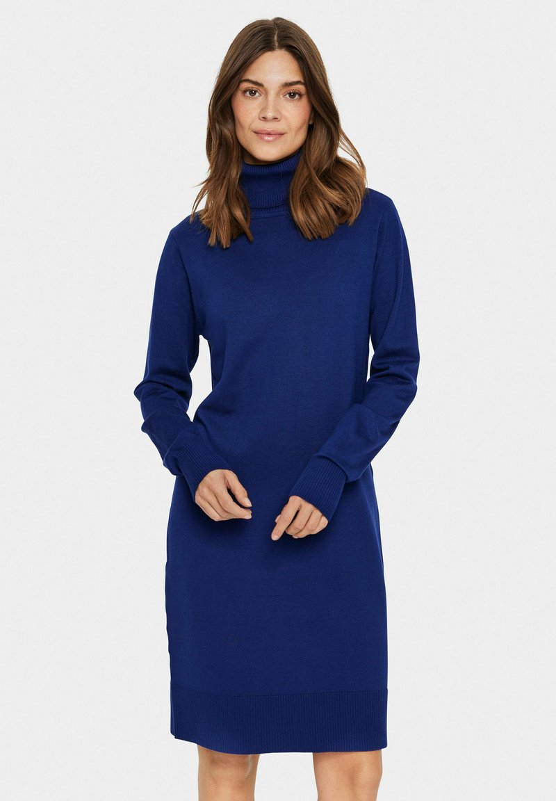 Abito a turtleneck blu lavorato a maglia con maniche lunghe, polsini e orlo a coste, e silhouette dritta. Texture liscia senza motivi.