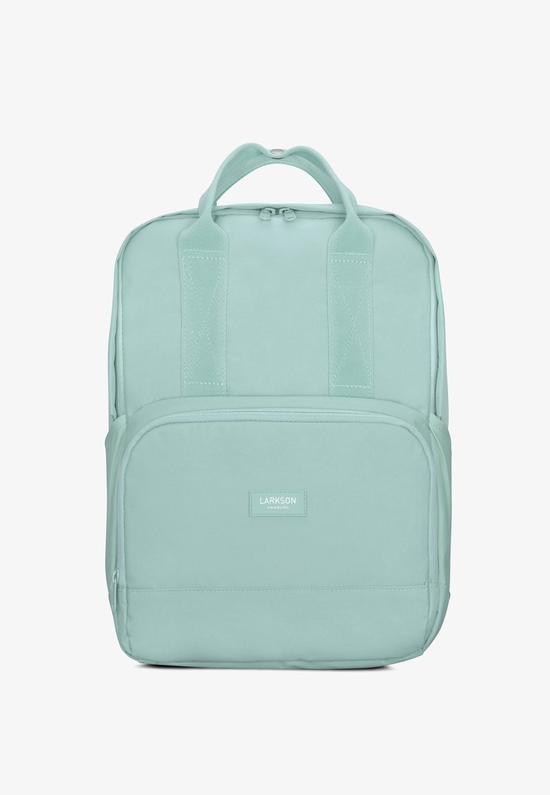 Mintvihreä reppu, jossa on kaksinkertaiset yläkahvat, etu vetoketjutasku ja sileä kangaspinta. Varustettu vahvistetuilla huhnisilla ja tarralla.
