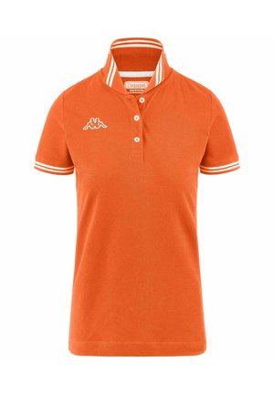 Polo arancione realizzato in tessuto testurizzato, con placca abbottonata, strisce bianche a contrasto sul colletto e sulle maniche, e un logo.