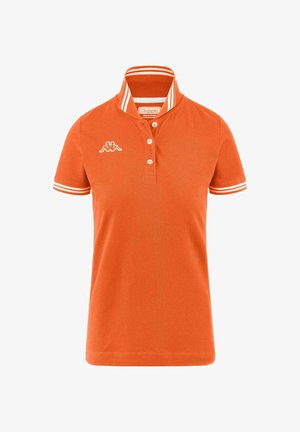 Polo orange en tissu texturé, avec une patte de boutonnage, des rayures blanches contrastantes sur le col et les manches, et un logo.