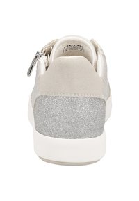 Zapatilla gris claro con un upper de ante texturizado, un talón plateado brillante y un acento de cremallera. Suela blanca sólida con un diseño minimalista.
