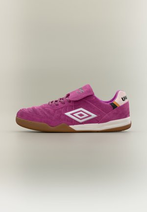 Fialová semišová halová fotbalová obuv s bílým logem Umbro, gumovou podrážkou a suchým zipem na neutrálním pozadí.